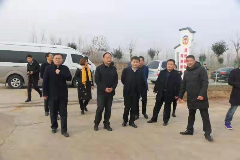 縣委常委、宣傳部長(cháng)白占德陪同市鄉村文化振興工作調研組到次邱鎮調研指導甘薯產(chǎn)業(yè)園建設。